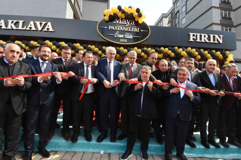 Sanatçi İsmail Türüt Erzurum’da pastahane açılışına katıldı 