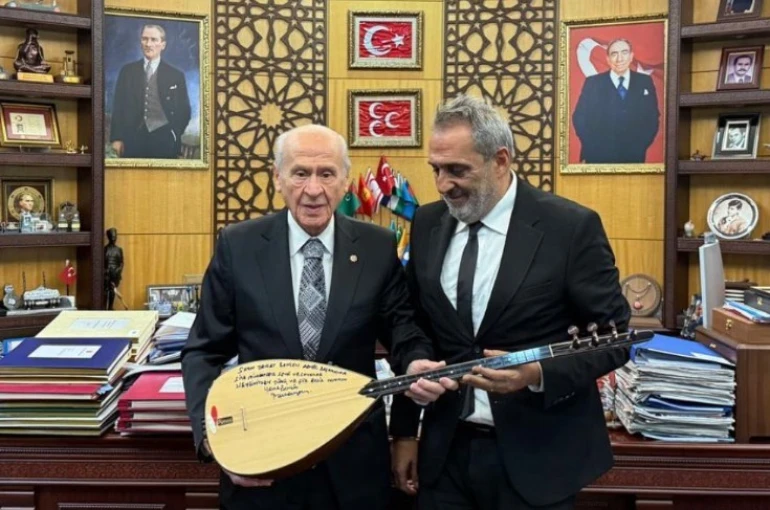 Sanatçı Yavuz Bingöl, MHP Lideri Bahçeli’ye bağlama hediye etti