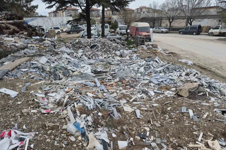 Sanayi sitesindeki boş alanlar mermer atıkları ve inşaat molozlarıyla doldu 