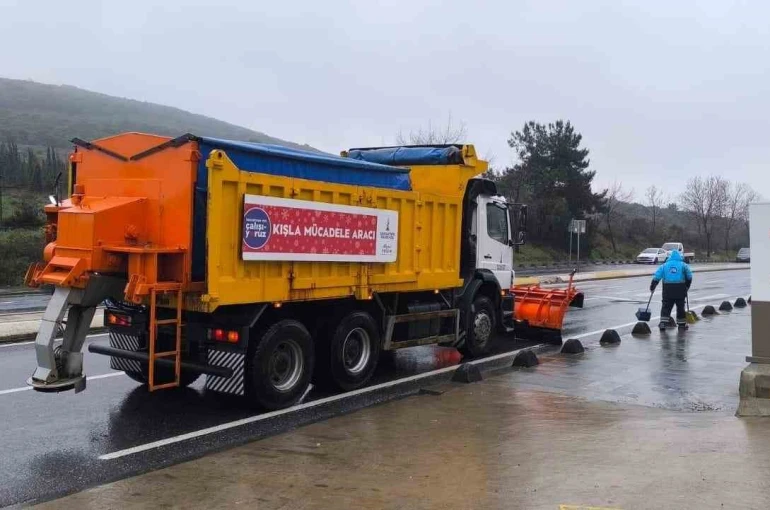 Sancaktepe Belediyesi ekiplerinden kışla mücadele çalışmalarında 24 esaslı mücadele 