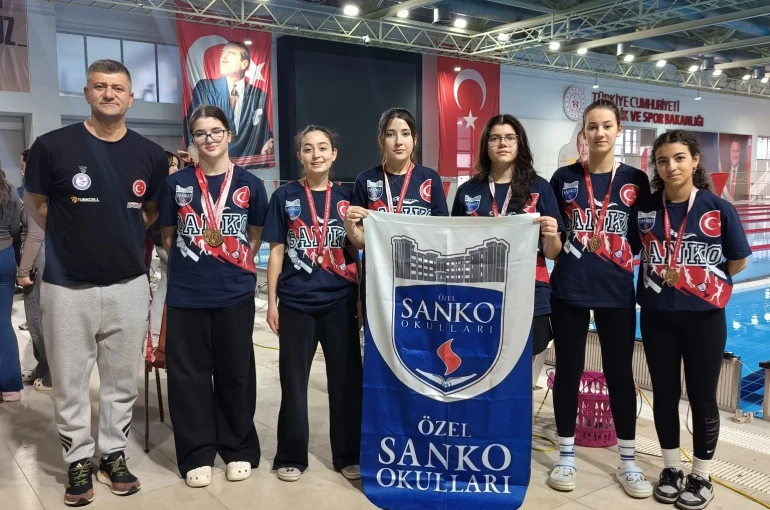 SANKO Okulları genç kız yüzme takımı, bölge şampiyonu oldu 