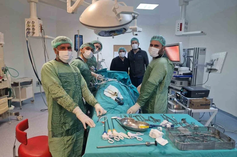 Şanlıurfa’da 10 santimetrelik böbrek kisti kapalı yöntemle alındı 