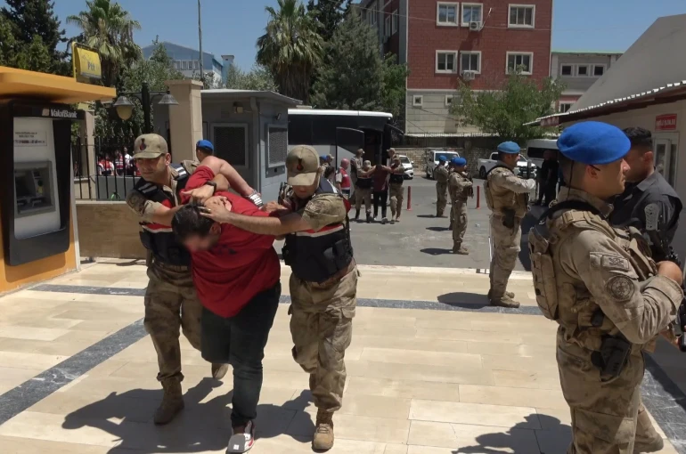 Şanlıurfa’da 12 kilo altın ile 2 milyon TL’yi gasp eden zanlılar tutuklandı