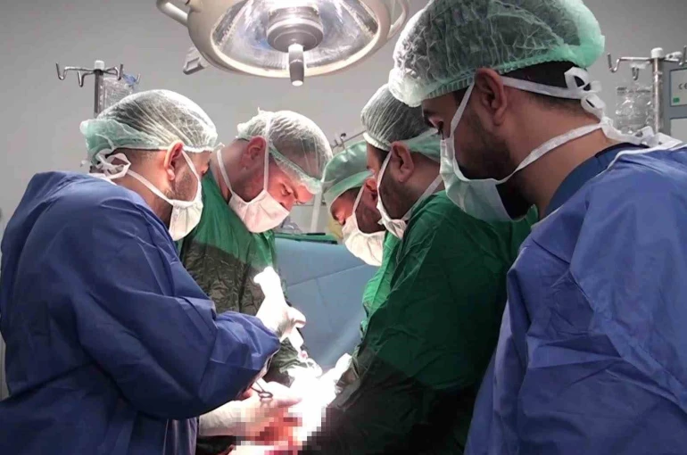 Şanlıurfa’da 25 santimetrelik dev kist ameliyatla alındı 