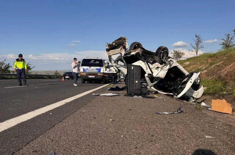 Şanlıurfa’da hafif ticari araç otomobille çarpıştı: 3 ölü, 5 yaralı 