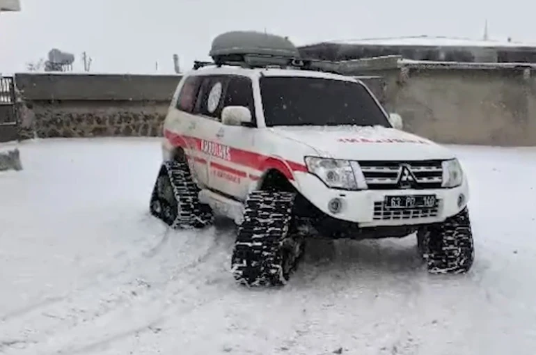 Şanlıurfa’da hastalar paletli ambulanslarla hastaneye ulaştırıldı 