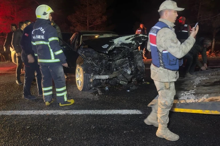 Şanlıurfa’da iki araç kafa kafaya çarpıştı: 7 yaralı 