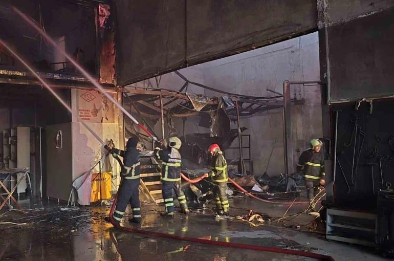 Şanlıurfa’da iş yeri yangını: 8 araçla müdahale edildi