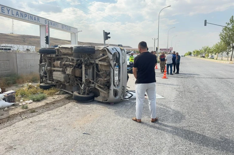Şanlıurfa’da kamyonet devrildi: 2 yaralı 