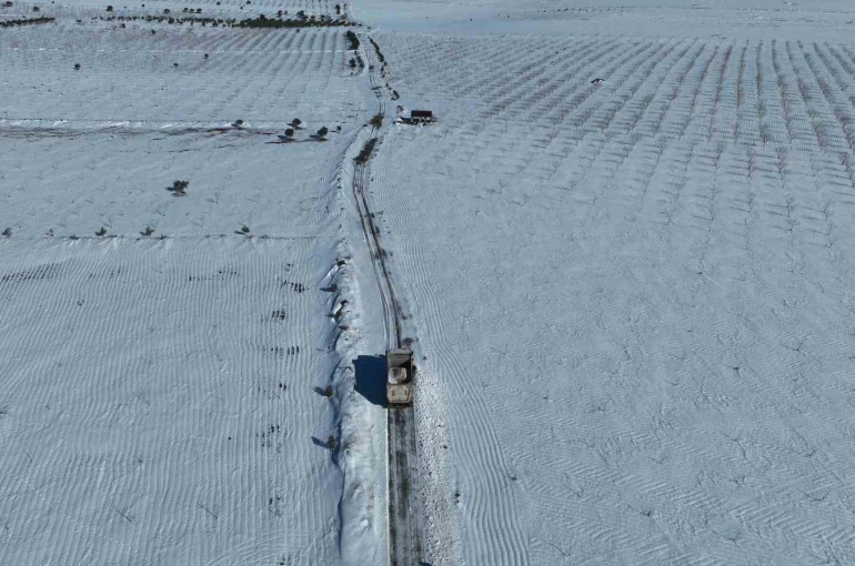 Şanlıurfa’da kapanan kırsal mahalle yolları iş makineleri ile açılıyor 