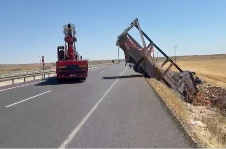 Şanlıurfa’da karpuz yüklü kamyon şarampole devrildi: 2 yaralı