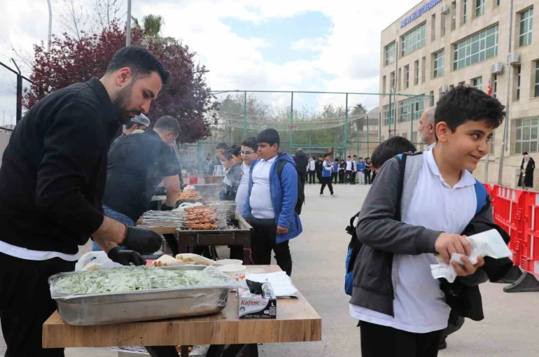 Şanlıurfa’da öğrencilere moral kebabı 