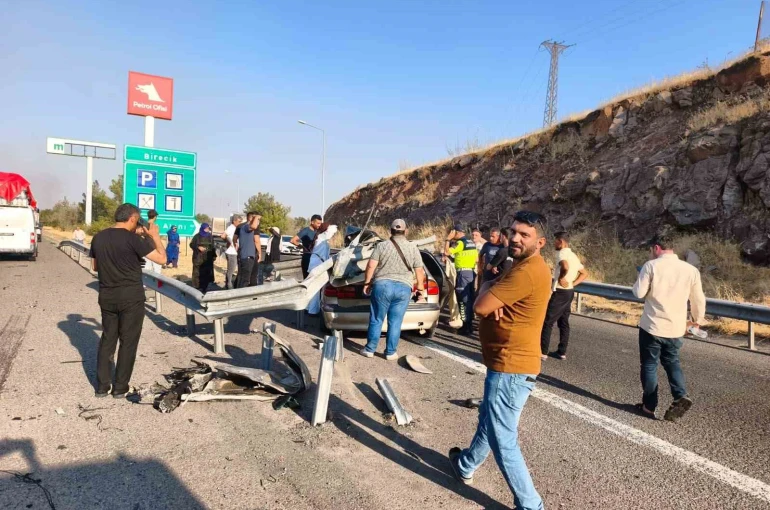Şanlıurfa’da otomobil bariyerlere çarptı: 1 ölü, 1 yaralı