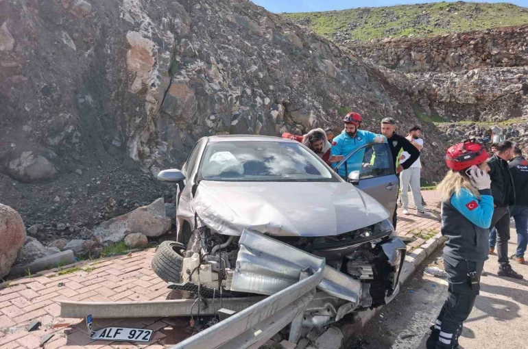 Şanlıurfa’da otomobil bariyerlere çarptı: 3 yaralı