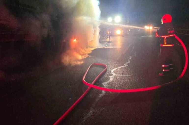 Şanlıurfa’da salça yüklü tır alev alev yandı