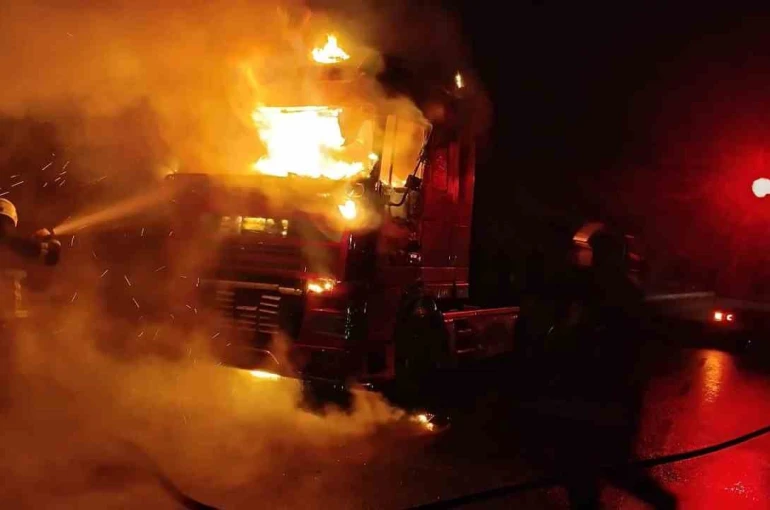 Şanlıurfa’da seyir halindeki tır alev topuna döndü