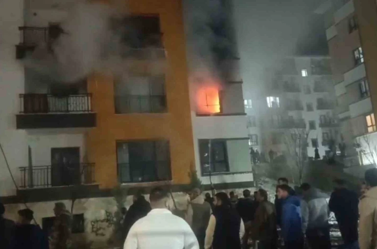 Şanlıurfa’da yangın paniği: Mahsur kalanları itfaiye ekipleri kurtardı 