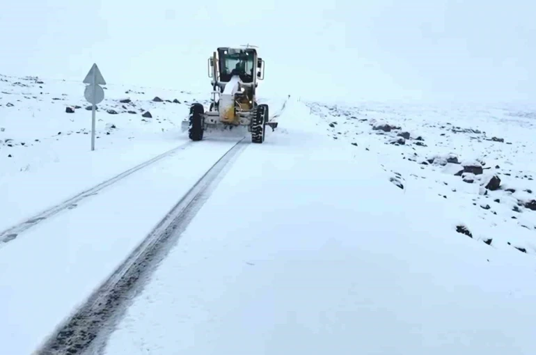 Şanlıurfa’da yoğun kar yağışı nedeniyle bazı yollar trafiğe kapatıldı 