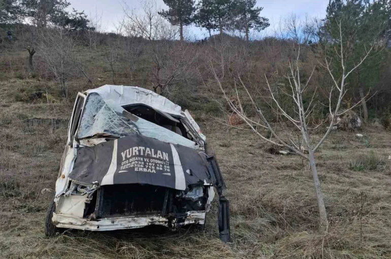 Şarampole devrilen minibüs hurda yığınına döndü: 1 yaralı 