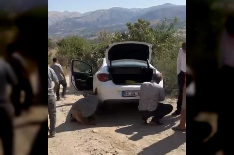Şarampole giren otomobil halatla kurtarıldı