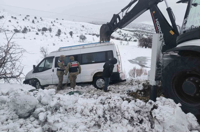 Şarampole sürüklenen minibüs, ekipler tarafından kurtarıldı