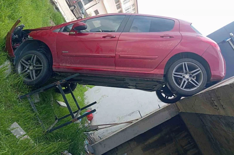 Şarampole uçan otomobil dik kaldı: 1 yaralı 