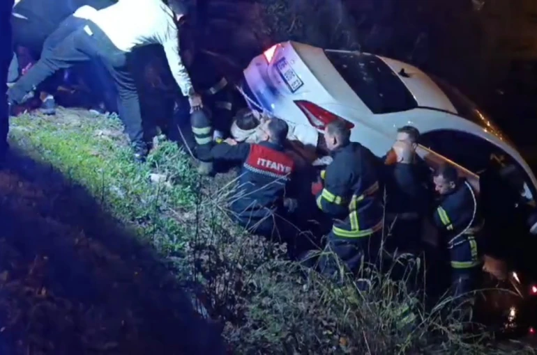 Şarampole uçan otomobilden çıkmak istemedi, ekiplere zor anlar yaşattı