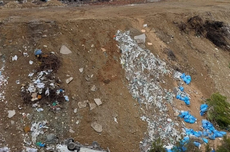 Şarampole yuvarlanan kamyonetteki 2 kişi yaralandı