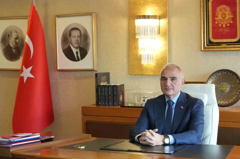 Sardes’te 2 bin 500 yıllık heykel gün yüzüne çıkarıldı 