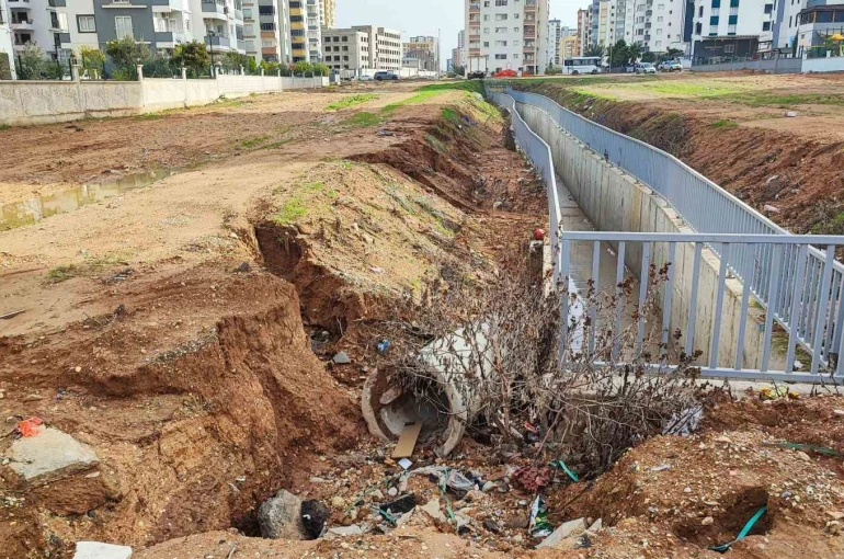 Sarıçam’da dere yatağına ev yapılması, alt yapı yetersizliği sele neden oluyor
