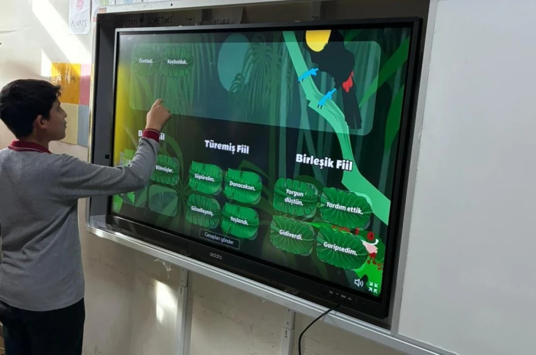 Sarıgöl Kızılçukur Ahmet Şılak Ortaokulu’na yeni akıllı tahtalar kuruldu