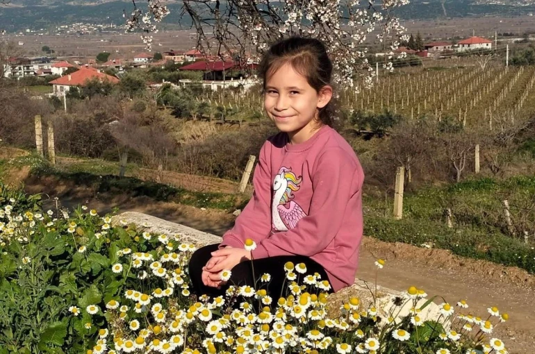 Sarıgöl’de bademler çiçek açtı papatyalar tarlaları süsledi 