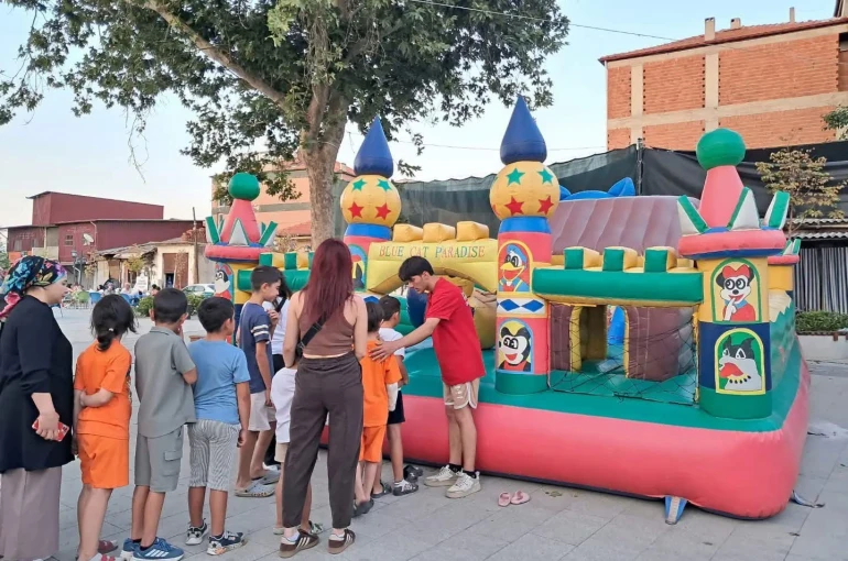 Sarıgöl’de çocukların yüzü şenlikle güldü