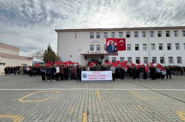 Sarıgöl’de öğrencilerden bayrağa anlamlı sahiplenme