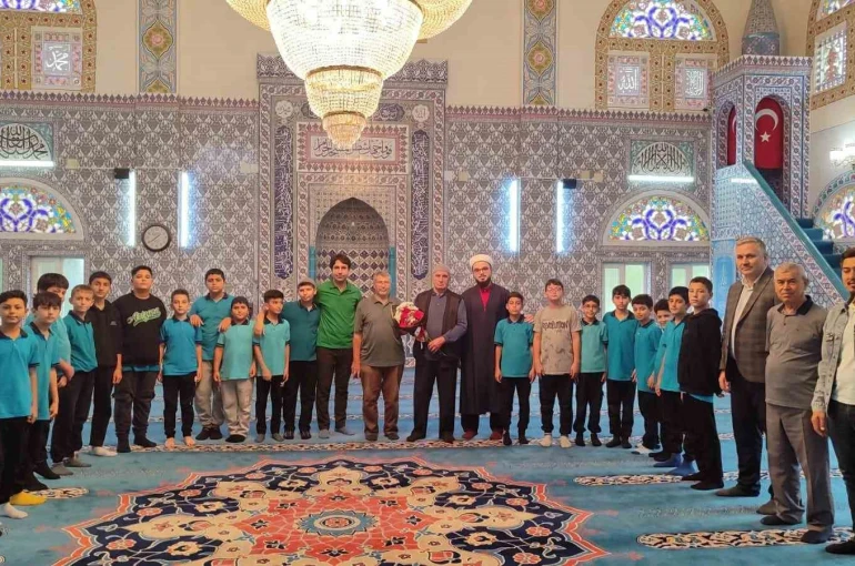 Sarıgöl’de öğrencilerden din görevlilerine çiçekli teşekkür 