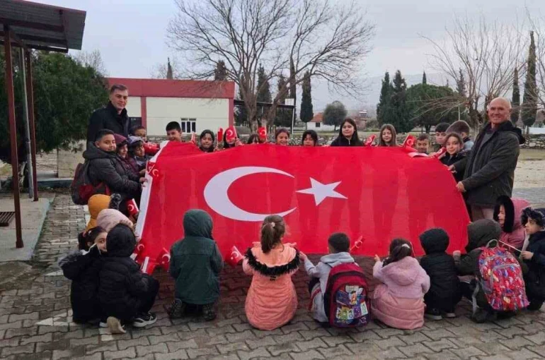 Sarıgöl’de okullarda ’Bayrağımıza saygı ve sevgi’ etkinliği