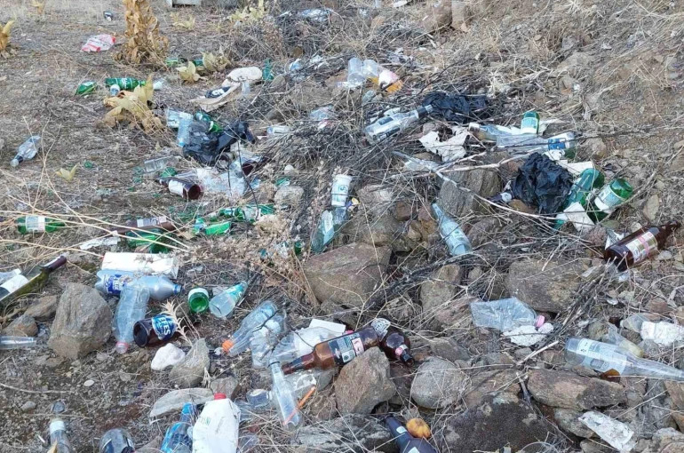 Sarıgöllü çiftçilerden zeytinliğe atılan alkol şişelerine tepki 