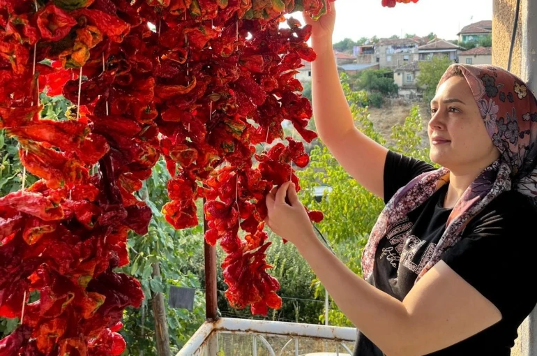 Sarıgöllü kadınlardan kışlık mesaisi 