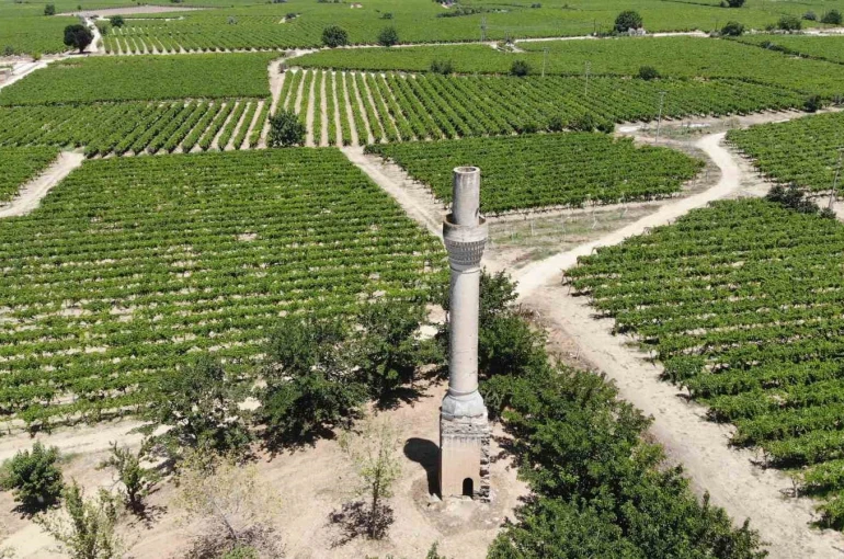 Sarıgöl’ün simgesi ’Kırık Minare’ zamana direniyor 