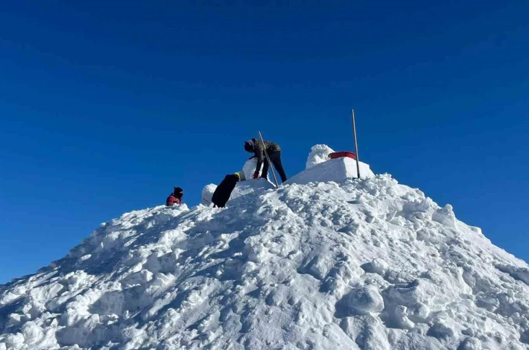 Sarıkamış Harekatı’nda şehit düşen askerlerin kardan heykellerinin yapımına başlandı 