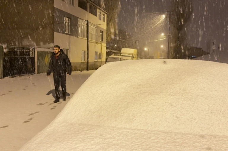 Sarıkamış’a kış geri döndü: Kar kalınlığı 15 santimetreyi aştı 