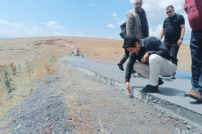 Sarıkamış’ta beton yol çalışmaları yerinde incelendi