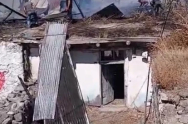 Sarıkamış’ta çıkan yangında 2 ev yandı 