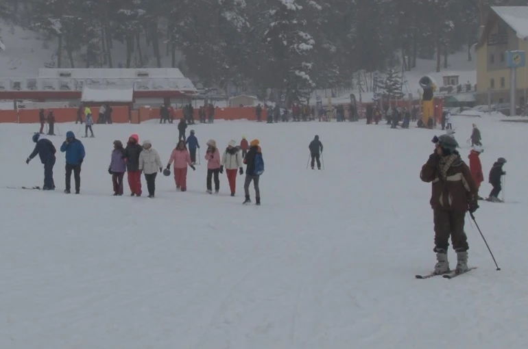 Sarıkamış’ta kar yağışı altında kayak ve snowboard keyfi 