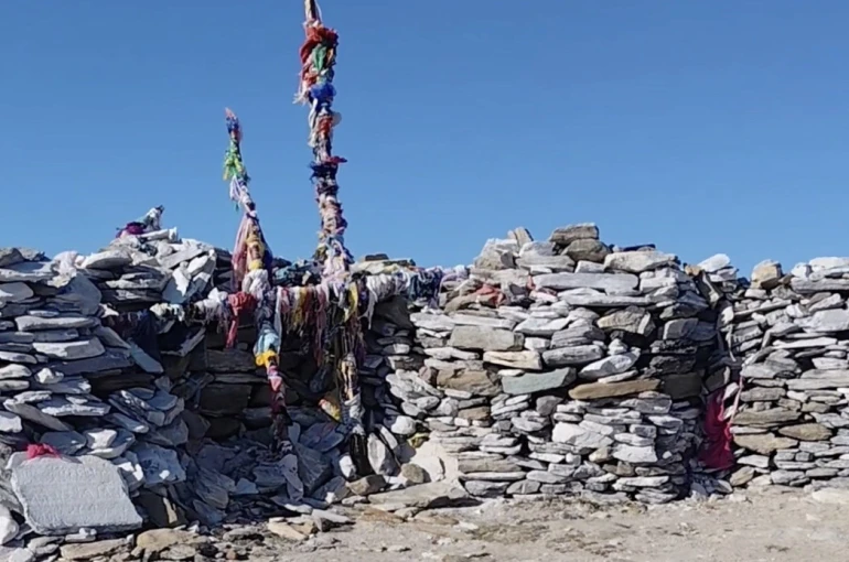 Sarıkız Türbesi’ne bayrak asmak için Kaz Dağları’na tırmandılar 