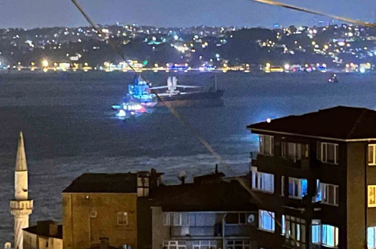 Sarıyer açıklarında kurtarılan gemi bu sefer İstanbul Boğazı’nda fırtınada savruldu