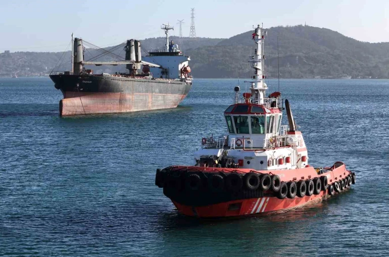 Sarıyer açıklarında kurtarıldıktan sonra İstanbul Boğazı’nda savrulan gemi kurtarıldı 