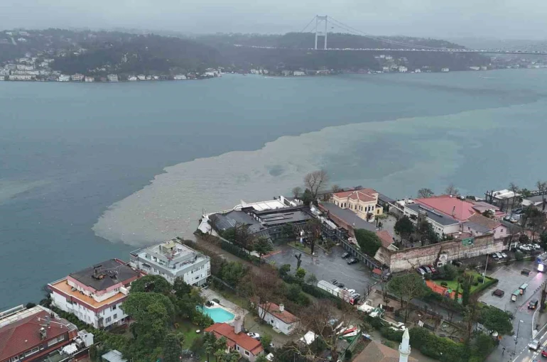 Sarıyer Baltalimanı sahilindeki kirlilik havadan görüntülendi