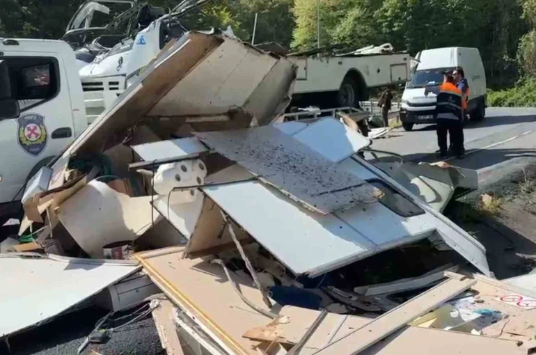 Sarıyer’de bariyerlere çarpan karavan paramparça oldu, sürücü hayatını kaybetti 