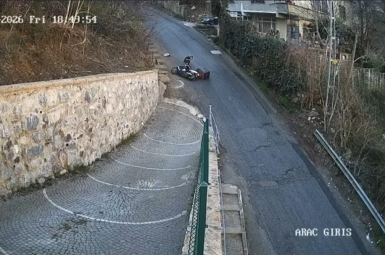 Sarıyer’de bozuk yolun sebep olduğu kaza kamerada: 1 yaralı 